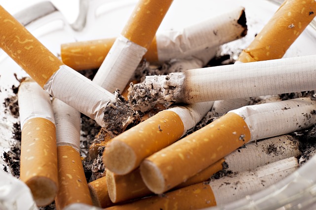 unzählige Zigarettenstummel in einem Aschenbecher